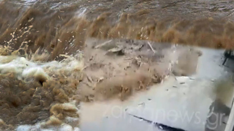 Χανιά: Η στιγμή που ο ορμητικός χείμαρρος περνά μέσα από τα Παλαιά Ρούματα