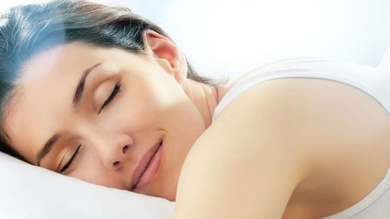 Πώς ο ύπνος μπορεί να σε βοηθήσει να απαλλαγείς από τα περιττά κιλά: