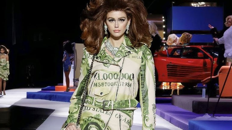 Βγαλμένο από τηλεοπτικό show των 90s το fashion show του Jeremy Scott στο Μιλάνο