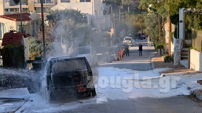 Πυρκαγιά σε όχημα στο Πανόραμα Βούλας Πυρκαγιά σε όχημα στο Πανόραμα Βούλας