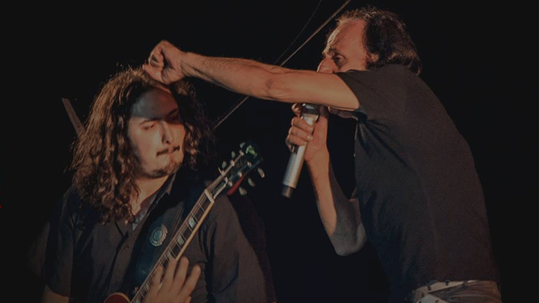 «Πέφτω στο χώμα»: Ο Βασίλης Παπακωνσταντίνου συμμετέχει στο νέο τραγούδι του Τάσου Σκούρα