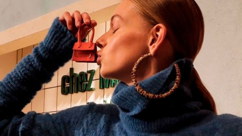 Οι tiny bags του οίκου Jacquemus που χωρούν μόνο τα Apple AirPods σου!