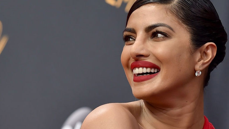 Οι 6 τροφές που θα σας χαρίσουν αστραφτερό χαμόγελο!