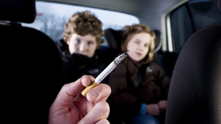 Πρόστιμο 1.500 ευρώ και αφαίρεση διπλώματος σε όσους καπνίζουν με παιδί στο αυτοκίνητο