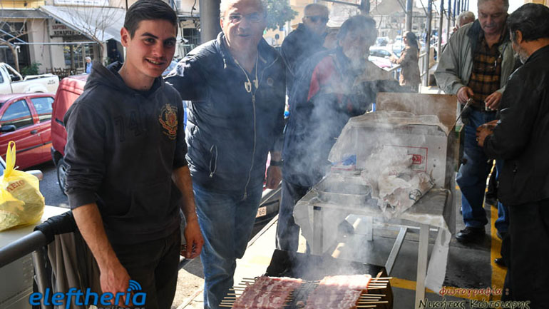 Τσικνοπέμπτη στην Καλαμάτα – Όλη η πόλη μια… απέραντη ψησταριά