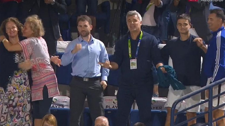 Ο πατέρας του Τσιτσιπά έκανε παρατήρηση στον γιο του για το πέταγμα της ρακέτας!