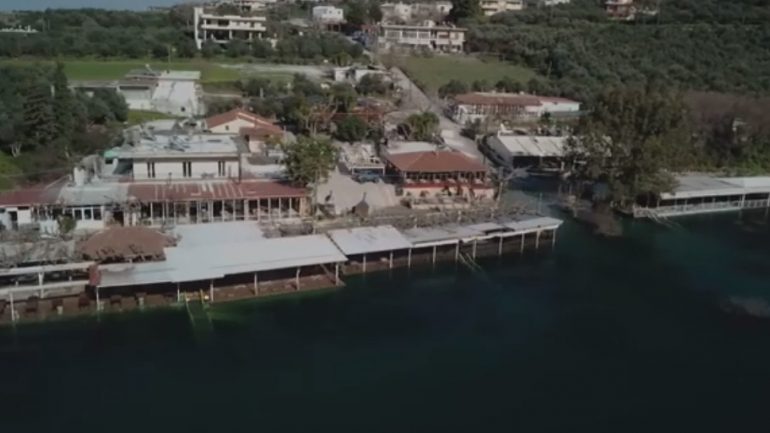 Εκεί που η λίμνη έγινε …ένα με τον οικισμό