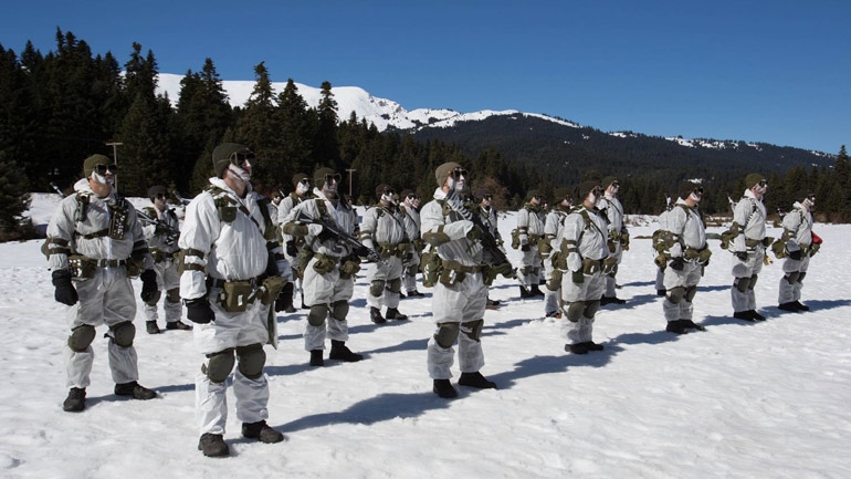 Εντυπωσιακές εικόνες από τη χειμερινή εκπαίδευση των αυριανών υπαξιωματικών στο Περτούλι