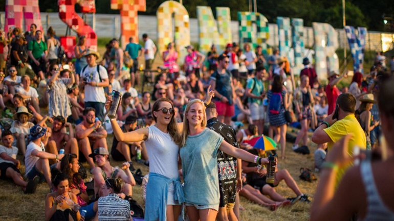 Οι διοργανωτές του Μουσικού Φεστιβάλ Γκλάστονμπερι απαγορεύουν τη χρήση πλαστικών μπουκαλιών