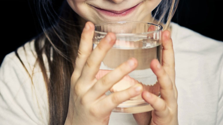 Πόσο νερό πρέπει να πίνουν τα παιδιά;