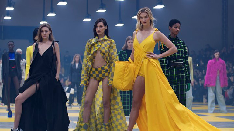 Η Κάρλι Κλος και οι αδελφές Χαντίντ στο ντεφιλέ του Βίρτζιλ Άμπλο