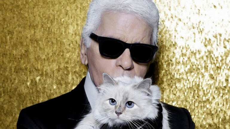 Long Live Choupette: To T-shirt αφιέρωμα στον Καρλ Λάγκερφελντ και τη γάτα του