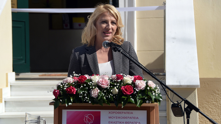 Η Ρένα Δούρου στα εγκαίνια του  Ινστιτούτου Θεραπείας δια των Τεχνών