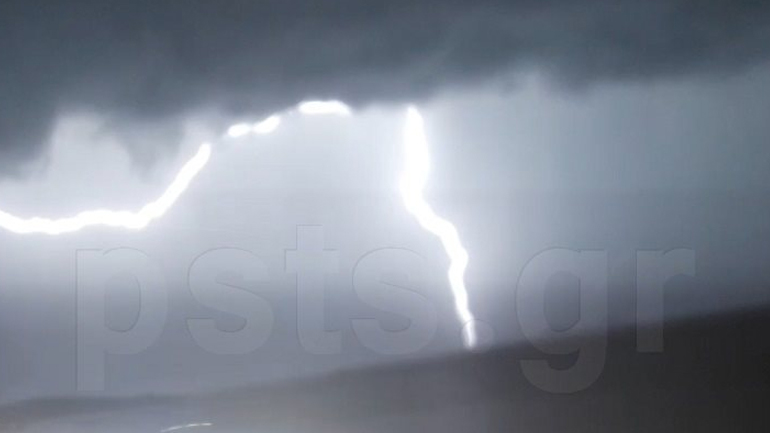Πάρος: «Σκίστηκε» ο ορίζοντας από εκτυφλωτικά αστραπόβροντα! Η νύχτα έγινε μέρα