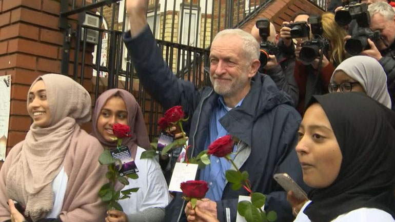 Βρετανία: Επίθεση με αυγό κατά του Κόρμπιν