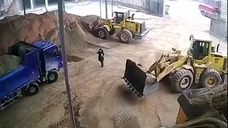 Γυναίκα θάβεται στην άμμο από μια μπουλντόζα