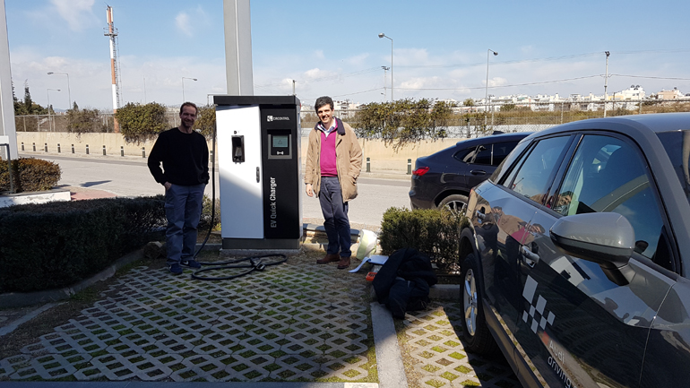 O ταχυφορτιστής στην Audi στο Μαρούσι την ώρα που τον τοποθετούσαν οι ειδικοί...