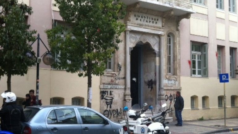 Στον εισαγγελέα Ηρακλείου νεαρός άνδρας κατηγορούμενος για εμπρησμό σε δύο ΑΤΜ