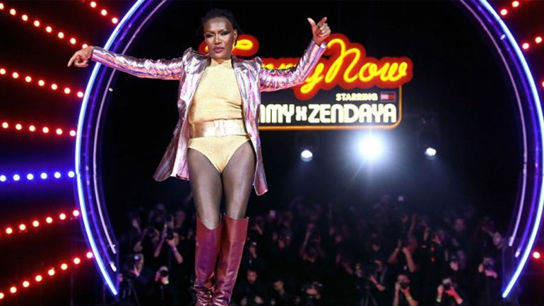 Η εκρηκτική εμφάνιση της 70χρονης Grace Jones στο fashion show του Hilfiger στο Παρίσι