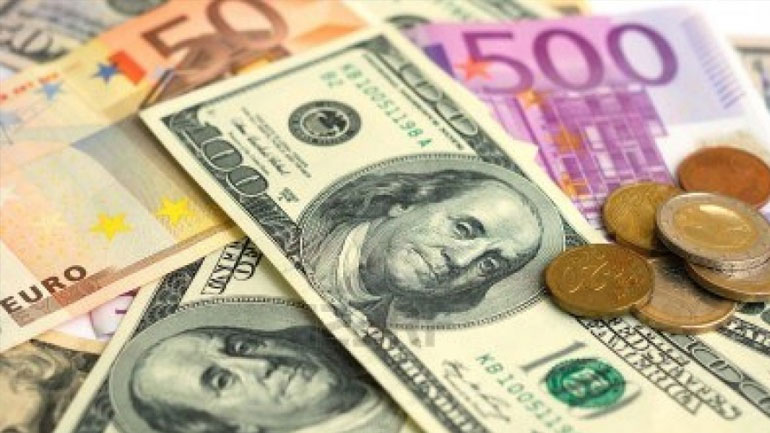 Υποχωρεί το ευρώ έναντι του δολαρίου