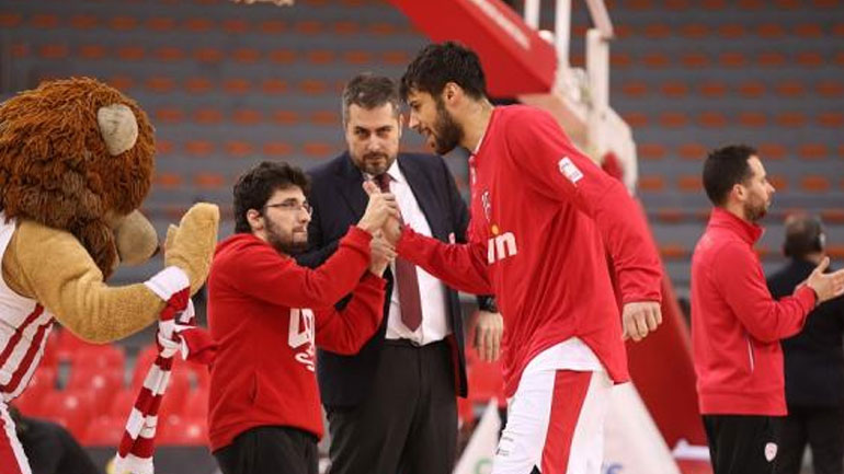 Μπάσκετ: Στην παρουσίαση του Ολυμπιακού ο φίλαθλος της ομάδας που δέχτηκε επίθεση στο Παπαστράτειο