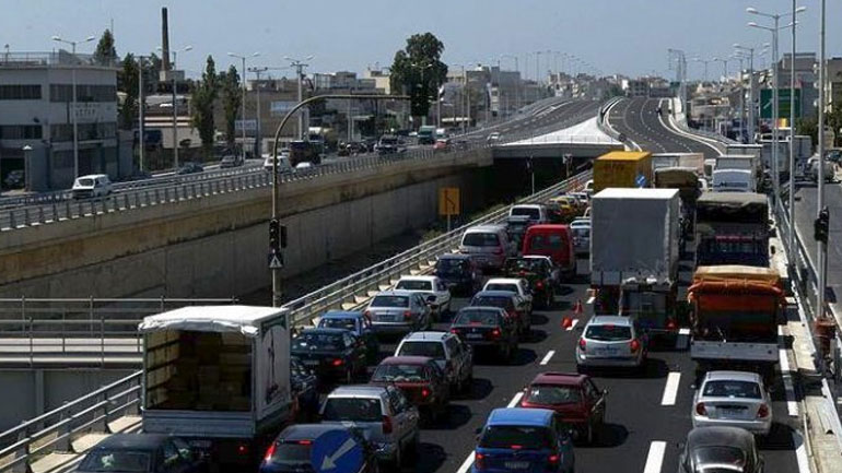 Κυκλοφοριακή συμφόρηση στην Αττική Οδό – Καραμπόλα τεσσάρων οχημάτων
