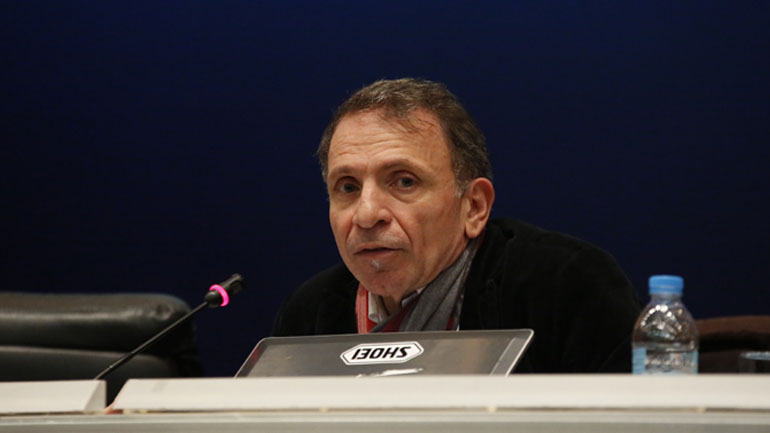 Μία κουβέντα με τον Γιάννη στο μπαράκι του Πλάτωνα