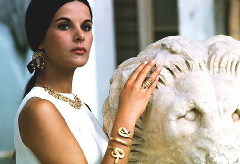 Η Έλενα Ναθαναήλ φωτογραφίζεται στο Αίθριο του Εθνικού Αρχαιολογικού Μουσείου για το περιοδικό «Paris Match»από το διάσημο φωτογράφο Jack Garofalo