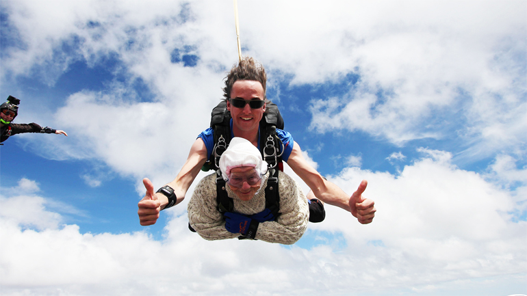 Γιαγιά 102 χρονών κάνει ελεύθερη πτώση από τα 14,000 πόδια