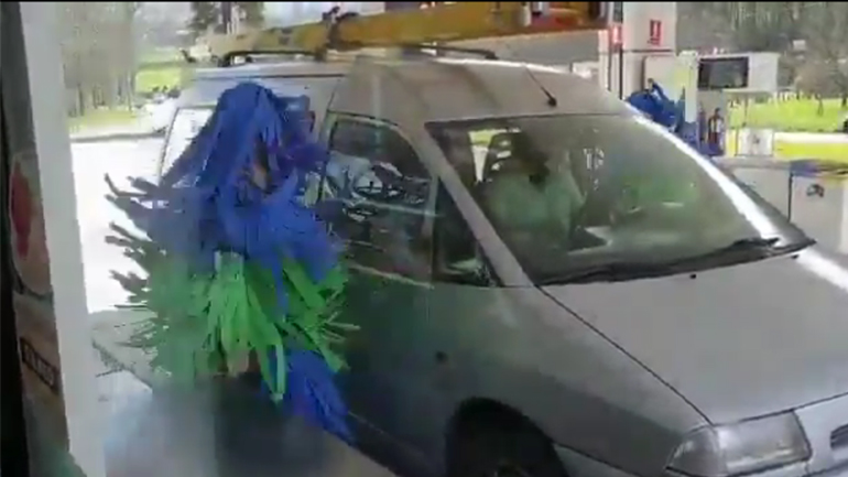 Ντύθηκαν πλυντήριο αυτοκινήτου για τις απόκριες