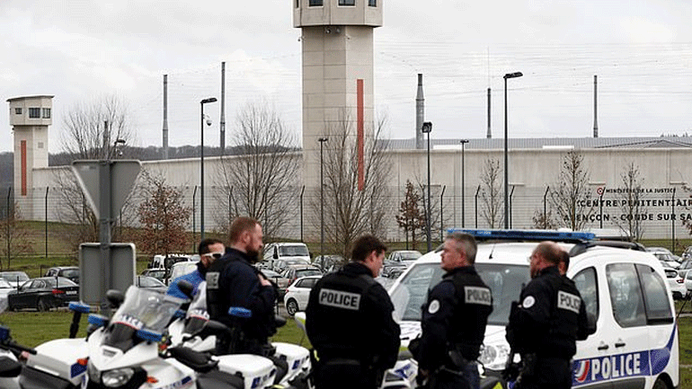 Γαλλία: Ειδικές δυνάμεις της αστυνομίας συνέλαβαν φερόμενο ισλαμιστή που μαχαίρωσε δεσμοφύλακες