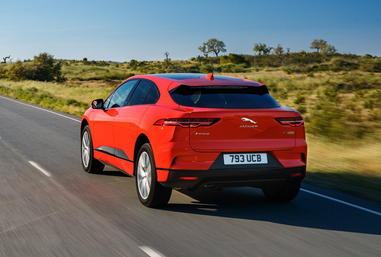 Αρχές Απριλίου η Jaguar I-PACE θα βρίσκεται (και θα πωλείται) στην Ελλάδα. Η τιμή της θα ξεκινά από τα 81.900 ευρώ...