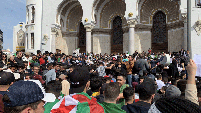 Αλγερία: Διαδηλωτές ζητούν την παραίτηση του Μπουτεφλίκα – Ο στρατός προειδοποιεί