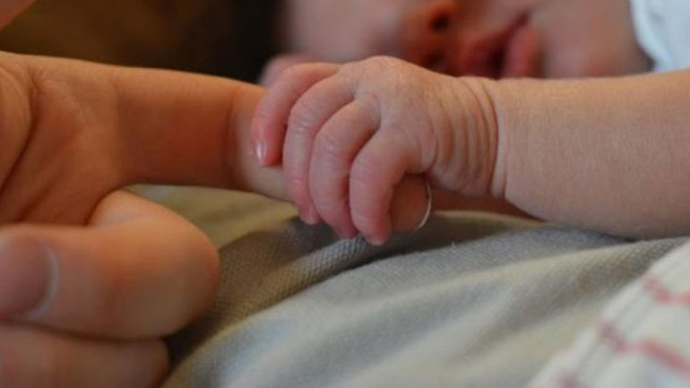 Δημογραφικό: Όλο και λιγότερα παιδιά σε όλο και μεγαλύτερη ηλικία γεννούν οι γυναίκες