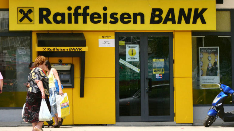 Βυθίζονται οι μετοχές της Raiffeisen Bank