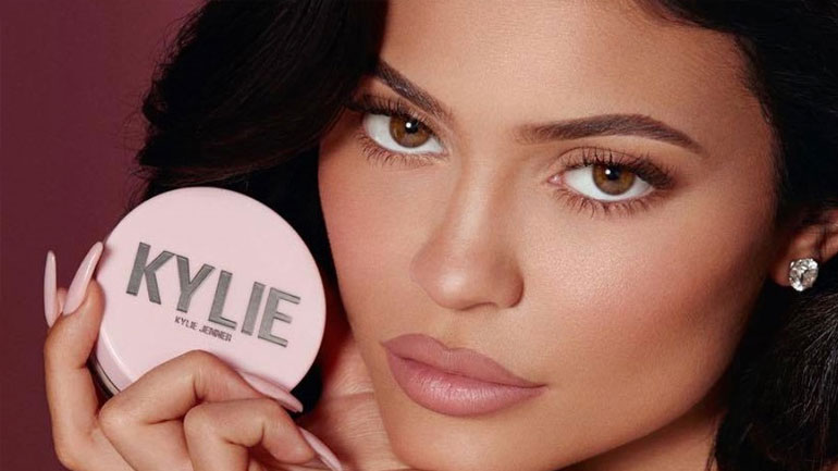 Η Kylie Jenner λανσάρει τη νέα της collection πούδρες για το απόλυτο μακιγιάζ