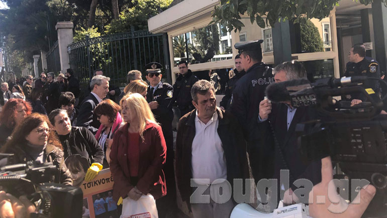 Συγκέντρωση διαμαρτυρίας από μέλη της ΠΟΕΔΗΝ και καθαρίστριες του Δρομοκαΐτειου έξω από τη Βουλή