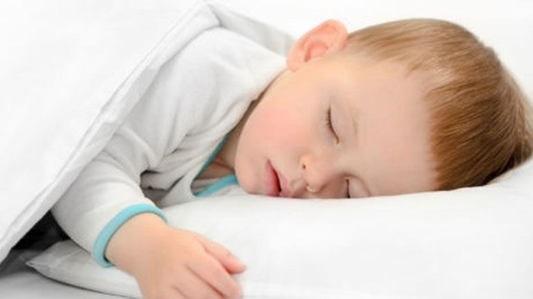 Από πότε μπορεί να κοιμάται το παιδί με μαξιλάρι