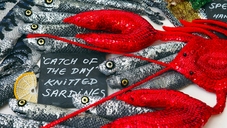 Η Κέιτ Τζένκινς σερβίρει πιατέλα με ψάρια… Πλεκτά