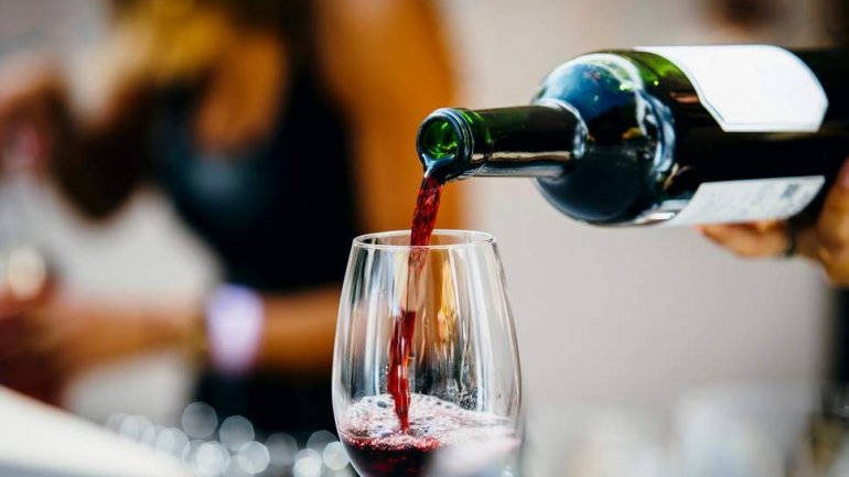 Κάνει το αλκοόλ περισσότερο καλό απ’ ό,τι κακό;