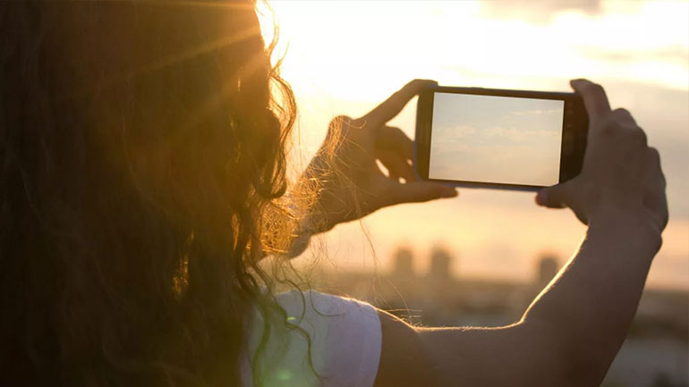 Δείτε πώς θα βγάζετε σταθερό βίντεο με το κινητό σας