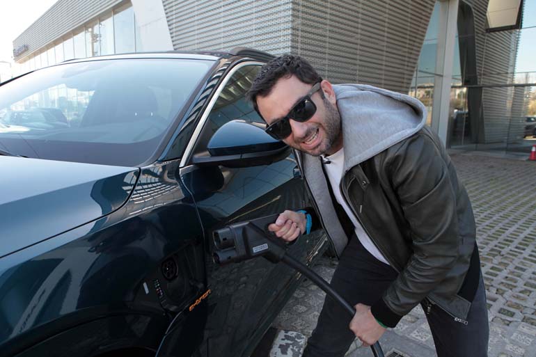 Το βάζεις στην πρίζα και μπορείς να καλύψεις αποστάσεις 400 χιλιομέτρων!