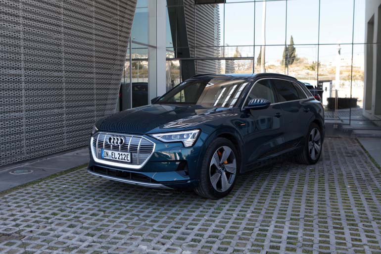 Αυτό είναι το πρώτο αμιγώς ηλεκτρικό μοντέλο της Audi αλλά και το πρώτο που έχει έρθει στην Ελλάδα...