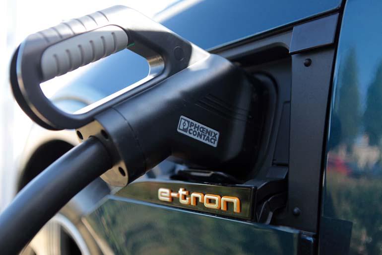 Το βάζεις στην ειδική υποδοχή και αυτό φορτίζει ακόμα και σε 30 λεπτά, στην περίπτωση που χρησιμοποιείς ταχυφορτιστή. Με οικιακό ρεύμα η φόρτιση χρειάζεται πάνω από 16 ώρες...