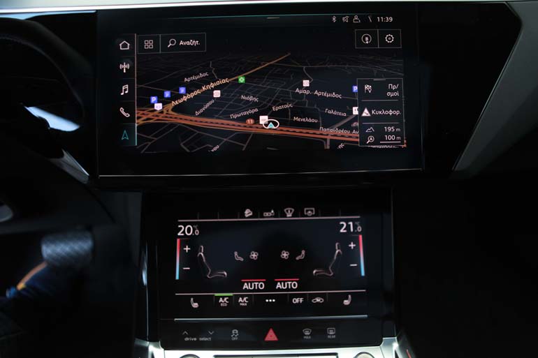 Οι δύο ψηφιακές οθόνες στην κεντρική κονσόλα