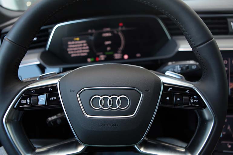 Στο... βάθος η ψηφιακή οθόνη του πίνακα οργάνων