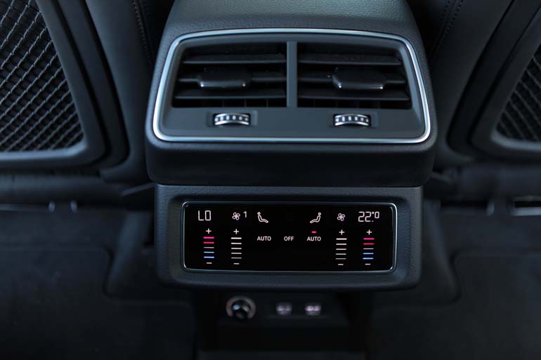 Ψηφιακή ακόμα και η λειτουργία του κλιματισμού για τους πίσω επιβάτες...