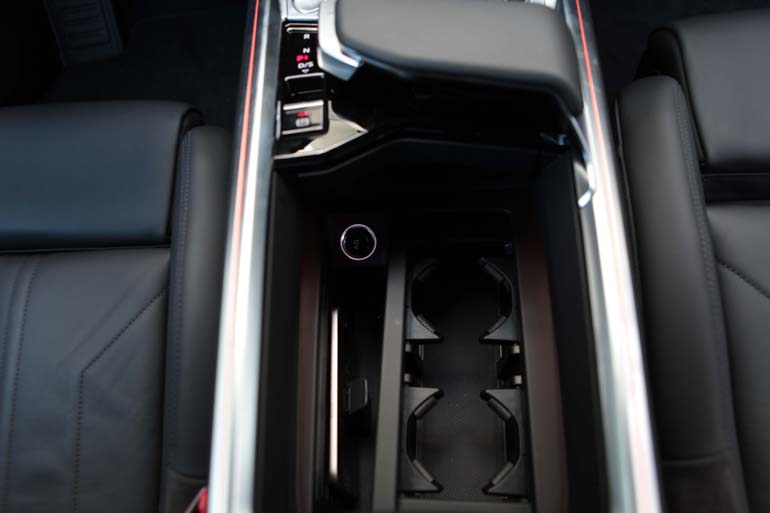 Χώροι... παντού αλλά και ασύρματη φόρτιση για το κινητό τηλέφωνο