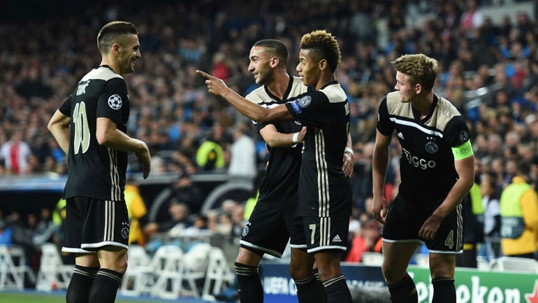 Οι παίκτες του Άγιαξ πανηγυρίζουν το ένα από τα τέσσερα γκολ που σημείωσαν απέναντι στη Ρεάλ