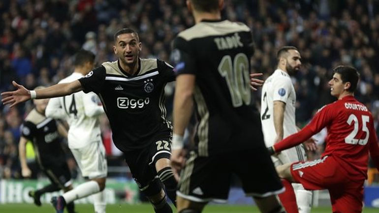 O Ζίγεκ σπεύδει να συγχαρεί τον μαέστρο του Αίαντα, Τάντιτς για το γκολ του